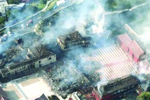 航拍燃燒中的首里城。