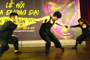 越南與新加坡舞蹈藝員表演現代舞。