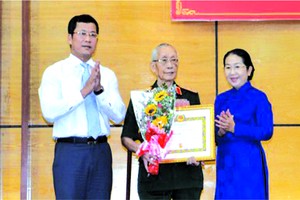 值俄國十月革命102週年(1917.11.7-2019.11.7)紀念，第十一郡郡委昨(7)日向44名黨員舉行黨齡紀念章頒授儀式。