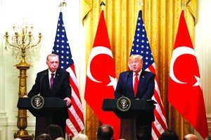 美國總統特朗普（右）與土耳其總統埃爾多安出席聯合記者會。