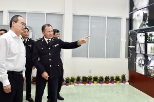 黨中央政治局委員、市委書記阮善仁於昨(14) 日下午與市海關局舉行會議時，要求市人委會成立工作組，以瞭解在海防市集裝箱收費的經驗。