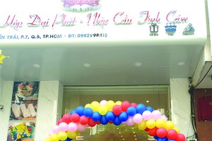 大發食品公司經理黃冠富 (右一)參加第五郡旗艦店新張。