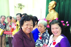 該俱樂部主任李金梅向會員祝壽。