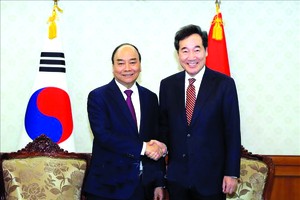 政府總理阮春福會見韓國國務總理李洛淵。