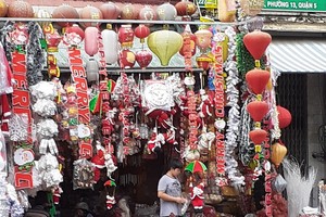 　　在第五郡第十三坊海上懶翁街，某經營 戶將人行道全部霸佔來擺賣。