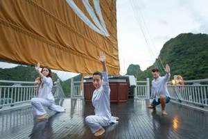 在下龍灣練太極迎黎明