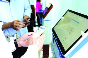 民眾通過互聯網辦理行政手續。