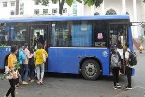 巴士在春節照常為乘客服務。