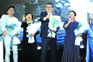 郭志峰先生（（右三）在台上啟動「夢想飛機」儀式。