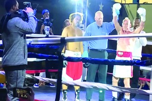 今年70歲的阿爾伯特‧休斯在擂台上擊敗對手