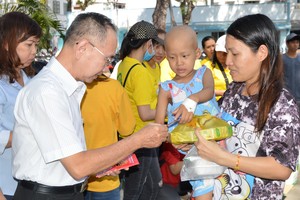 范興主任給病童派發新年禮物。