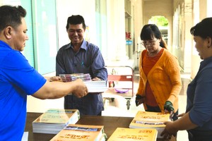 各報販絡繹不絕到來購買春刊。