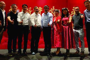 各界賓客祝賀美的在越南取得好業績。