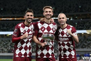 伊涅斯塔（右一）