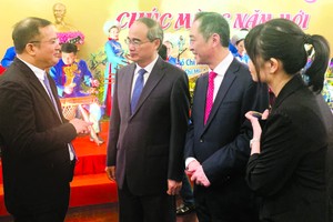 市委書記阮善仁（左二）與中國駐本市總領事吳駿（左三）和市中國商會會長趙騫（左一）交流。