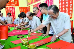 各書法家即席揮毫為廣大華人書寫揮春。