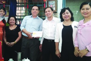 市領導代表團向華人退休幹部朱杞文（右四）贈送禮物。