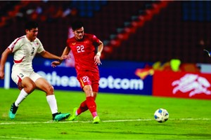 進靈（紅衣）為越南隊領先1比0。