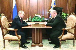 俄總統普京會見聯邦稅務局局長米哈伊爾‧米舒斯京(右)。