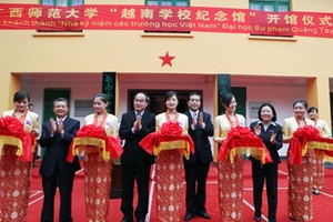 　　2010年5月15日，越南時任副總理、現為黨中央政治局委員、 胡志明市市委書記阮善仁出席中國廣西師範大學“越南學校紀念館” 開館儀式。
