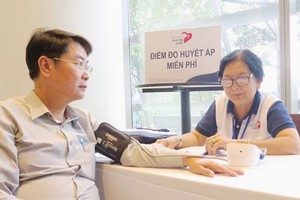 民眾在“為健康心臟社群”項目的一次活動中量血壓。