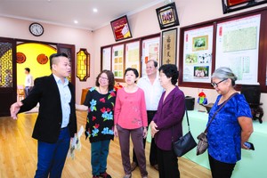 麒麟向各位嘉賓介紹其收藏的西堤華人 懷舊物品展。