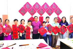 林漢城（左六）與學生們在團拜上留影。