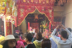 鵝貢市各華人公所的關聖帝君廟擠滿香客。