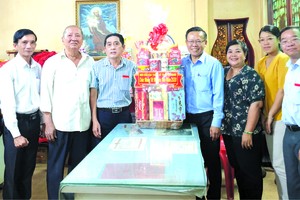 市委民運處主任阮友協(右四)贈送禮物給霞漳會館 及祝賀元宵節。