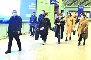 在中國成都雙流國際機場，人們戴著口罩。