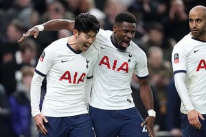 孫興慜（左一）。