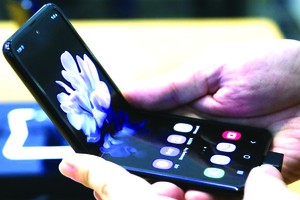 消費者體驗Galaxy Z Flip。