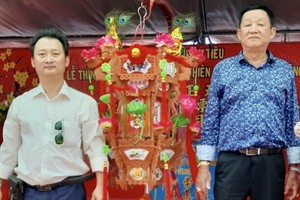 理事長鄒國榮(左)把“觀音蓮 花寶燈”交給得主陸國明先生。