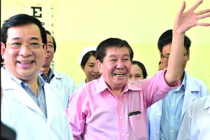 謝華堅先生（中）歡笑出院。