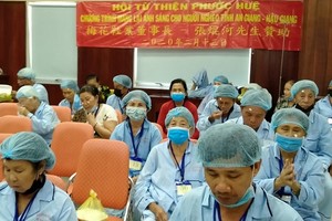 病人等候施白內障手術。