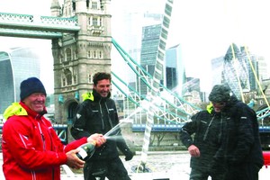 茹瓦永(左)與船員們開香檳慶賀。