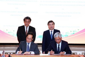 市人委會主席阮成鋒昨(21)日中午在本市與日本駐越南大使梅田邦夫，出席見證日本“在本市使用非挖掘技術修復殘舊排水管道”項目，以及“加強本市都市鐵路管理能力備忘錄”的無償援助協定簽署儀式。