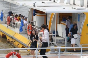 水上巴士上的乘客。