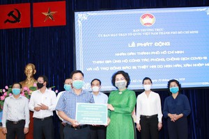 第五郡越南祖國陣線委員會主席黎晉才將 8 億 1000 萬元善款 轉交給市方領導。