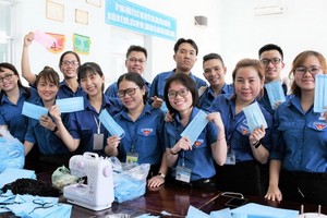 團員們爭取時間輪班縫製醫用口罩，並協助其他單位、學校一起縫製。