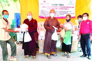 紅十字會輔助會在龍華寺贈送禮物。