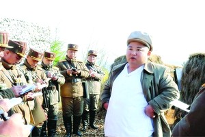 朝鮮國務委員會委員長金正恩︵右二︶現場指導炮兵部隊射擊比賽。