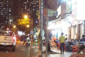 第十郡職能力量在黃耀街以揚聲器宣傳防控疫情知識。