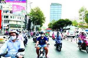 街上人車湧現。