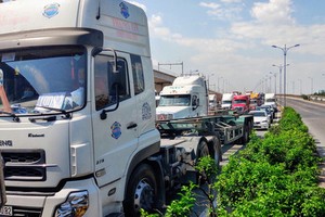 汽車可在桔萊高架橋上雙向車道行駛