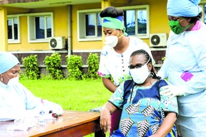 隨著新冠病毒病在非洲蔓延，助產士們在照顧一名孕婦。