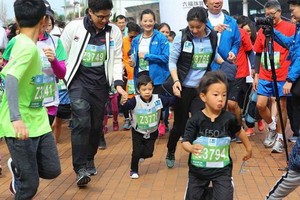 眾多港民參加家庭跑。