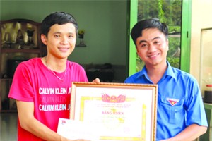 共青團平福省省委昨(22)日下午向阮明福(25歲，寓居平福省平隆市富盛坊)有拾金不昧善舉的人頒贈獎狀。