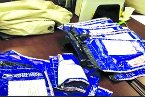 夫婦撿走擋路垃圾袋　內藏 100 萬美元現金