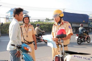 市交警查處路上違規行為。
